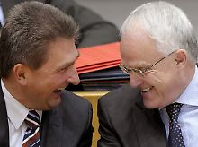 Ministerpräsident Rüttgers (r.) und sein Vize Pinkwart würden sich gerne die Treue schwören, aber es hakt an allen Ecken und Kanten.