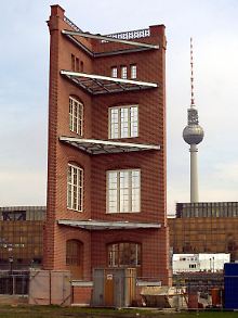 Fast verloren wirkt die rekonstruierte Fassade der Bauakademie von Karl Friedrich Schinkel auf dem Schlossplatz in Berlin.