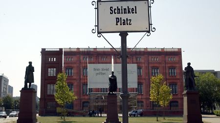 Blick auf die provisorische Simulation der Bauakademie des Architekten Karl Friedrich Schinkel neben dem Aussenministerium in Berlin.