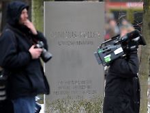 Medienvertreter vor der Berliner Schule.
