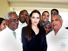 Angelina Jolie zusammen mit  Ärzten des haitianischen Krankenhauses.