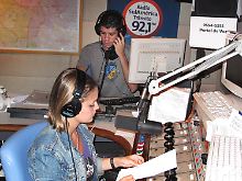 Moderatorin Daniella und ihr Assistent geben im Studio "Radio SulAmerica Transito" Verkehrsnachrichten durch.