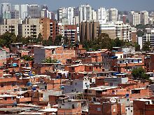 Skyline von Sao Paulo: Im Vordergrund die Favela Paraisopolis im Stadtteil Morumbi; im Hintergrund die Hochhäuser in den reichen Vierteln. (Archivfoto 2006)