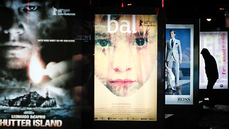 ... die Plakate leuchten, ... 