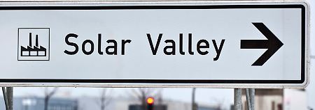 Im so genannten Solar Valley in Bitterfeld-Wolfen (Sachsen-Anhalt)  produzieren sechs Unternehmen mit 4.000 Mitarbeitern Solartechnik.