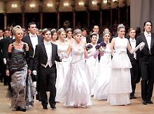 2009: Ankunft der Tanzpaare im Saal der Wiener Staatsoper.