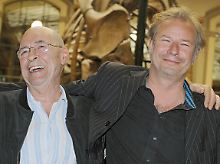 Leander Haußmann posiert mit seinem Vater Ezard (l)  im Berliner Naturkundemuseum während der Dreharbeiten zu "Dinosaurier".
