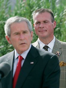 Hayworth mit Ex-Präsident Bush. 