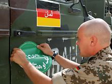 Militärfahrzeug gezeichnet mit deutscher Fahne und dem arabischen Schriftzug "Deutschland".