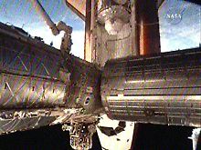 Die "Endeavour" hat mit  "Tranquility" und "Cupola" in der Ladebucht an der ISS angedockt.