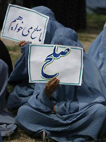 Afghaninnen demonstrieren für Frieden.