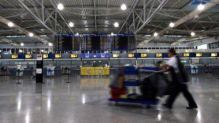 Viel Platz zum Putzen: Der Flughafen von Athen ist verwaist.