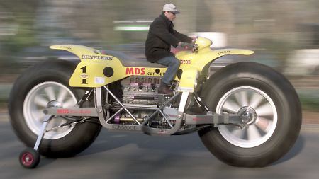 Auch das 2,3 Meter hohe und 4,7 Meter lange Motorrad "Bigtoe" braucht zu Fahrtbeginn Stützräder: Immerhin wiegt es mit seinem 300 PS starken Jaguar V-12- Motor 1,6 Tonnen.