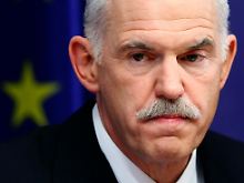 Zwischen den Stühlen: Griechenlands Premierminister Giorgos Papandreou darf sich daheim und in Europa einiges anhören.