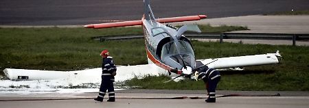 Das notgelandete Flugzeug.