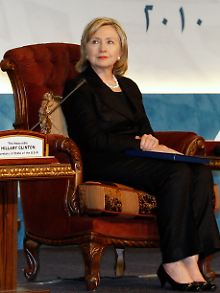 Hillary Clinton wirbt am Golf für Unterstützung.