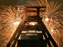 Feuerwerk über der Zeche Zollverein in Essen bei der Eröffnungsfeier der Kulturhaupstadt "Ruhr.2010".