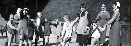 Geistig Behinderte spielen Ringelreihen (Archivfoto von ca. 1930).