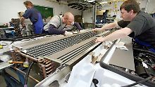 Experten für Kältetechnik sind bei vielen Industrieunternehmen gefragt - das gilt zum Beispiel für die Montage von Klimaanlagen. 