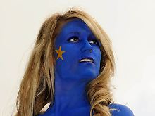 Werbung für eine Währung: Ein britisches Model wirbt in London für die Attraktivität einer starken Gemeinschaft (Archivbild).