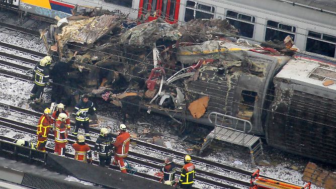 Tote und Verletzte: Züge fahren frontal aufeinander
