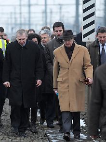 König Albert II. (2.v.r.) sowie Premierminister Yves Leterme (l) begaben sich zum Unglücksort.