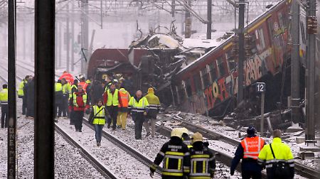 Die Wucht das Aufpralls schon die ersten Waggons in die Höhe.