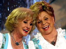 Margot (l) und Maria Hellwig singen gemeinsam beim deutschen Vorentscheid des Grand Prix der Volksmusik (Archivbild vom 25.05.2006).