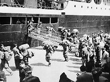 Französische Soldaten bei ihrer Ankunft in Algerien im Jahr 1956.