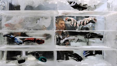 Bei Handschuhen klappt das Einfrieren auch ohne Gefrierbrand (Internationale Sportartikel-Messe ispo in München).