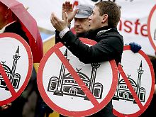 "Pro Köln"-Anhänger demonstrieren gegen den Bau einer Moschee in Köln-Ehrenfeld. Im Verfassungsschutzbericht des Landes NRW über das Jahr 2008 wird "Pro Köln" im Kapitel Rechtsextremismus behandelt.