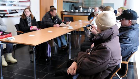 Hartz-IV-Empfänger warten im Haus des Deutschen Anwaltsvereins in Berlin auf eine Beratung.
