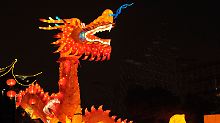 Der chinesische Drache spuckt Feuer.