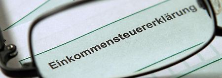 Bögen per Hand ausfüllen geht auch. Erklärungen, die per ELSTER eingehen, werden aber meist schneller bearbeitet. 