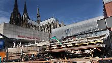 Eine der U-Bahn-Baustellen befindet sich in unmittelbarer Nähe zum Dom, dem weltberühmten Wahrzeichen Kölns.