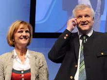 Seehofer zeigt sich mit seiner Frau Karin in der Passauer Dreiländerhalle.