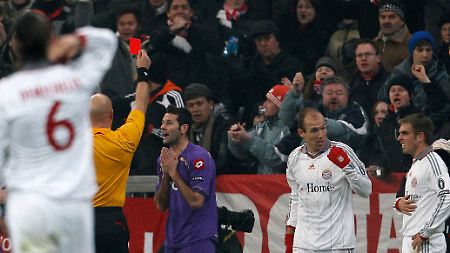 Schiedsrichter Tom Henning Övrebö trug maßgeblich zum glücklichen Bayern-Sieg bei, unter anderem durch die Rote Karte für Gobbi.