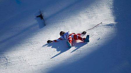 Die Schweizerin Dominique Gisin stürzte erst auf der Piste und wurde dann auch noch, als sie die Piste hinabrutschte, von einer Bodenwelle in die Luft geschleudert.