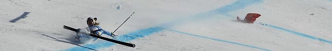 Rund 60 Meter flog Pärson durch die Luft, ehe sie auf die Piste knallte und schwer stürzte.