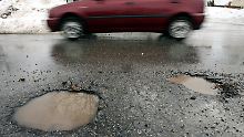 Schlaglöcher allenthalben, aber kein Geld sie zu reparieren - die Bürger dürften die klammen Kassen bald zu spüren bekommen.