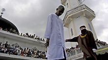 Öffentliche Demütigung: Das Foto zeigt eine Strafprozedur wegen unehelichen Geschlechtsverkehrs in Indonesien 2006.