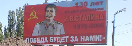 Ein Werbeplakat in Woronesch mit Stalin: "Der Sieg wird mit uns sein".
