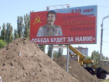 Ein Werbeplakat in Woronesch mit Stalin: "Der Sieg wird mit uns sein".