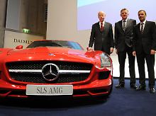 Premiumprodukt in rot: Zetsche, Renschler, Uebber am SLS AMG.