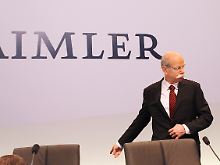 Strategierede vor kritischem Publikum: Dieter Zetsche sucht seinen Platz.