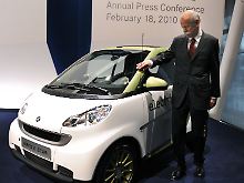 Hoffnungsträger im Technologiewandel: Zetsche am elektrisch angetriebenen kleinwagen Smart.