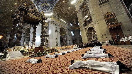 Priesteranwärter vor ihrer Weihe durch Papst Benedikt XVI. im Mai 2009.