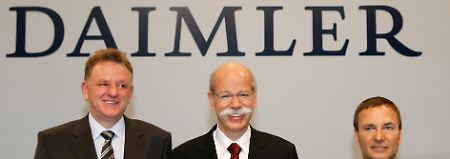 Dieter Zetsche zwischen Lkw-Vorstand Renschler und Finanzchef Uebber.