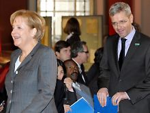 Es war eine schöne Rede: Bundesumweltminister Norbert Röttgen folgt beim Auftakt zum Internationalen Jahr der biologischen Vielfalt im Berliner Museum für Naturkunde Bundeskanzlerin Angela Merkel.