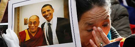 Eine Exil-Tibeterin vor dem Hotel des Dalai Lama in Washington. Sie hält ein Foto von einem früheren Treffen Obamas mit dem Dalai Lama in der Hand.